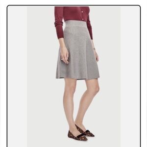 Ann Taylor Gray Soild Sweater A-Line Women's Skirt Size Small
